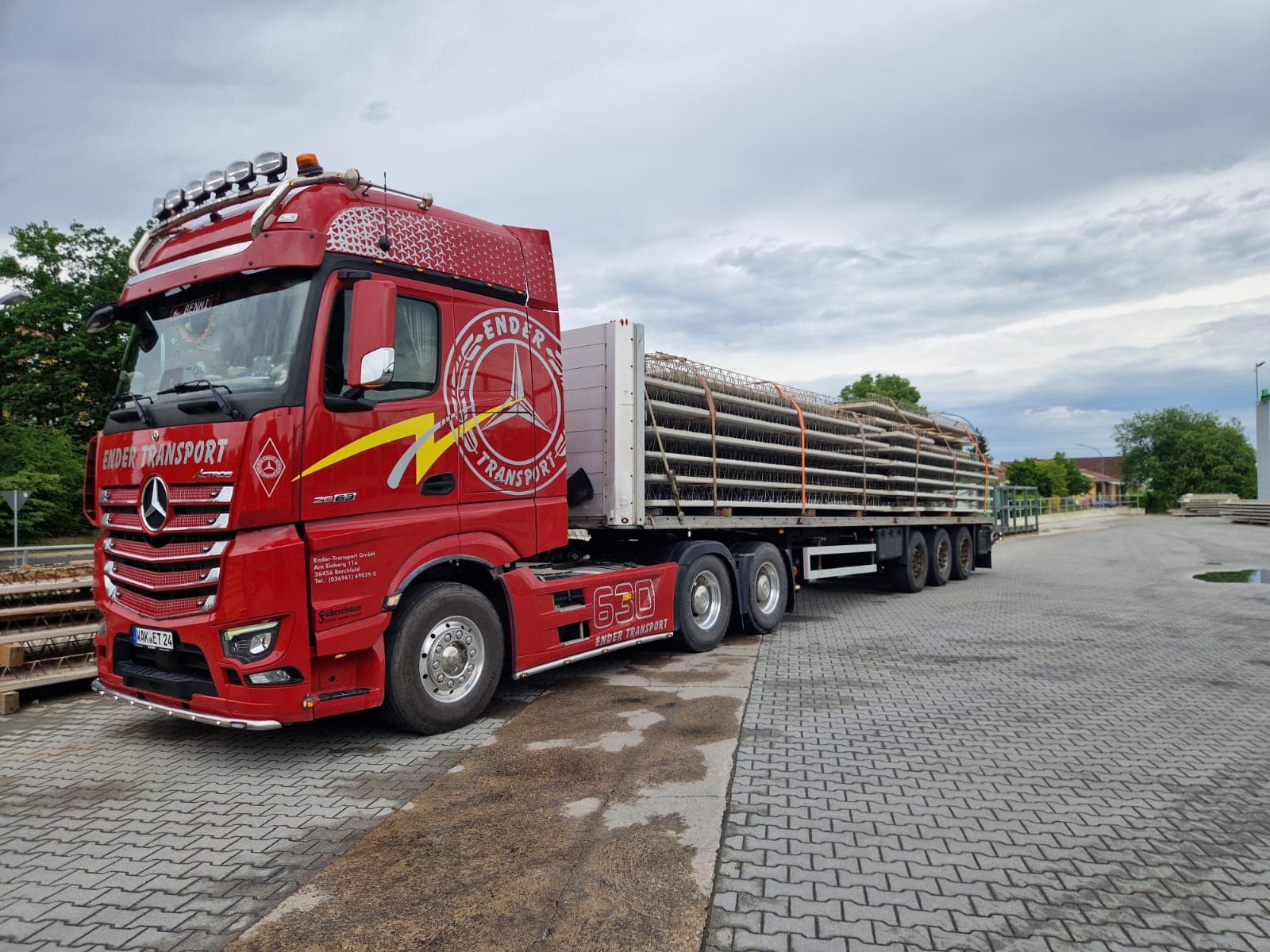 Roter Ender-Sattelzug mit Rungenauflieger