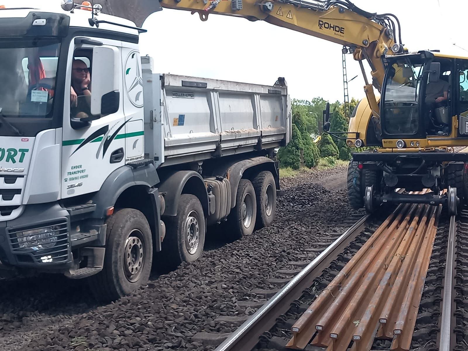Vierachs-Kipper bei der Beladung auf einer Baustelle