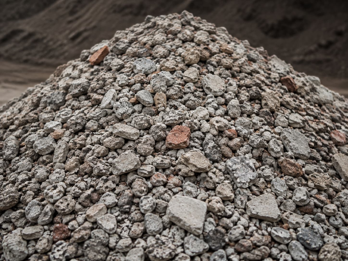 Aufbereitetes Recyclingmaterial aus Beton und mineralischem Bauschutt