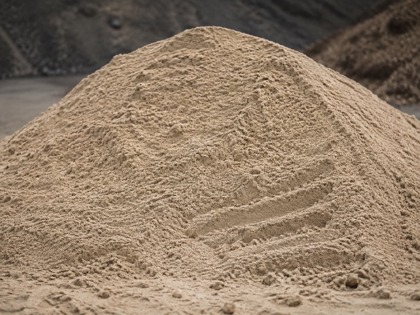 Feiner heller Bausand auf einem Schüttgutlager